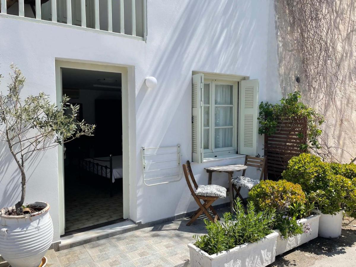 Areti'S Milos Guesthouses Adamantas  Bagian luar foto