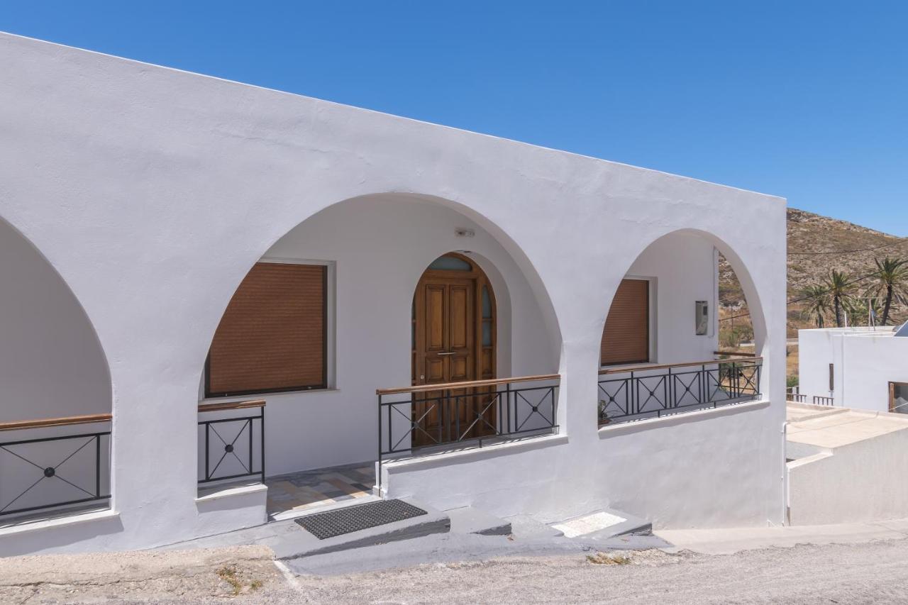 Areti'S Milos Guesthouses Adamantas  Bagian luar foto