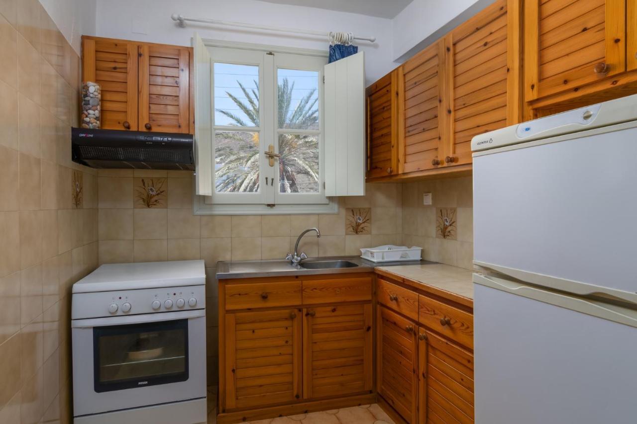 Areti'S Milos Guesthouses Adamantas  Bagian luar foto