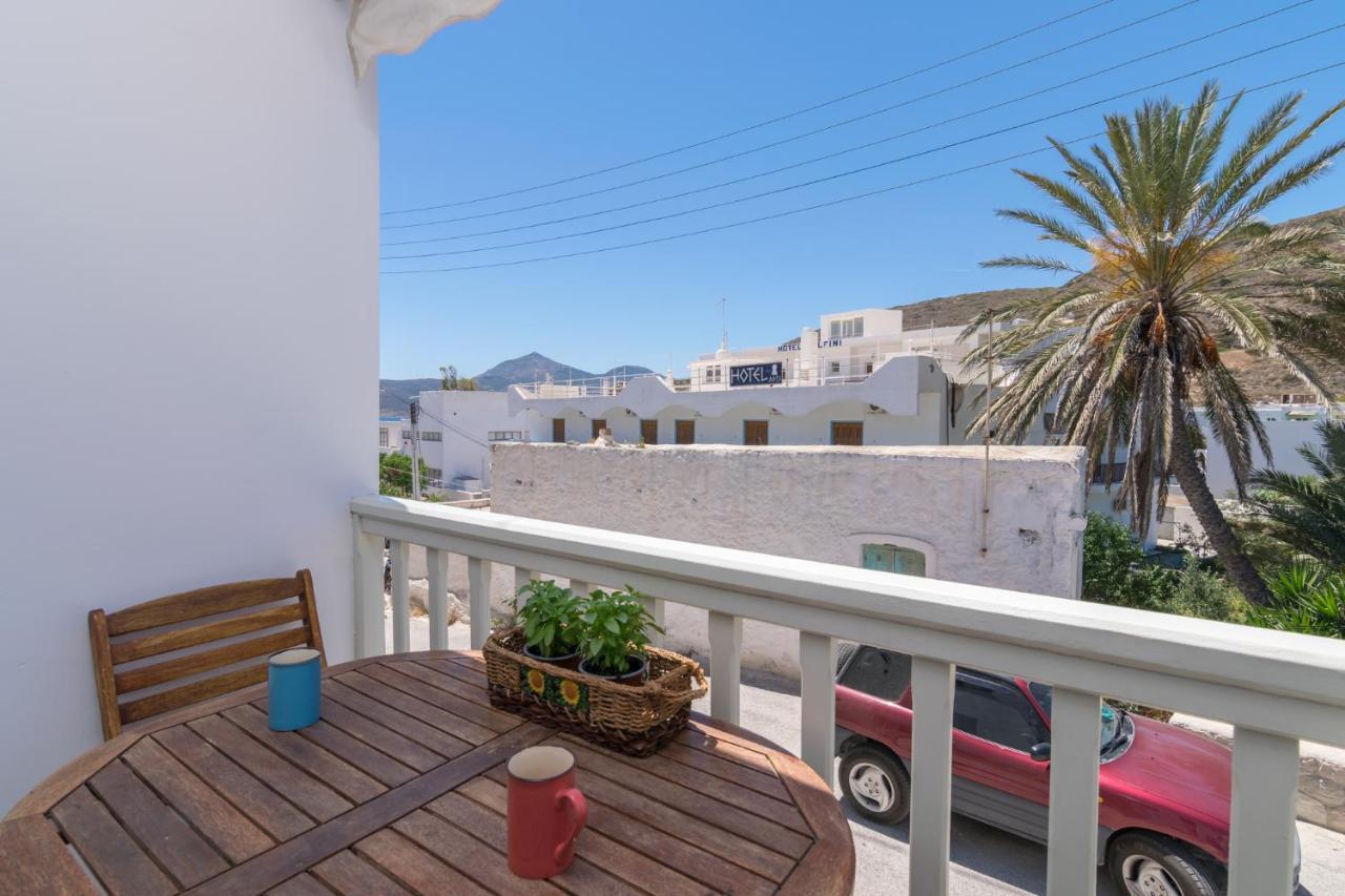 Areti'S Milos Guesthouses Adamantas  Bagian luar foto