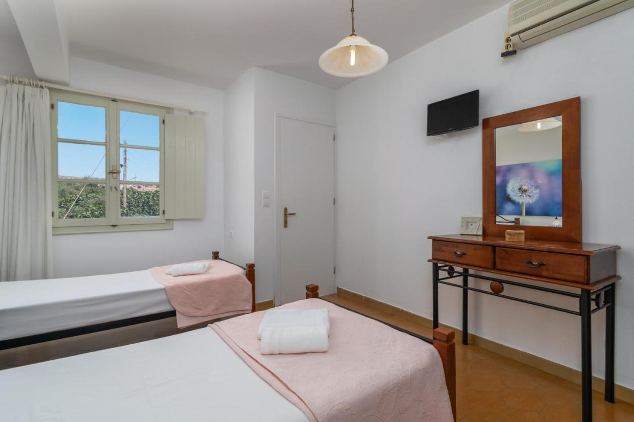 Areti'S Milos Guesthouses Adamantas  Bagian luar foto