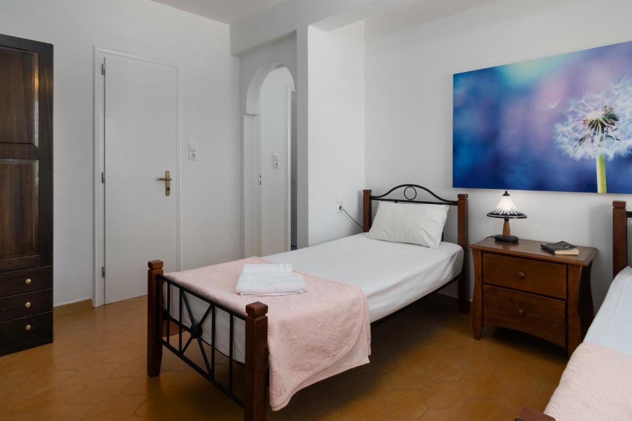 Areti'S Milos Guesthouses Adamantas  Bagian luar foto