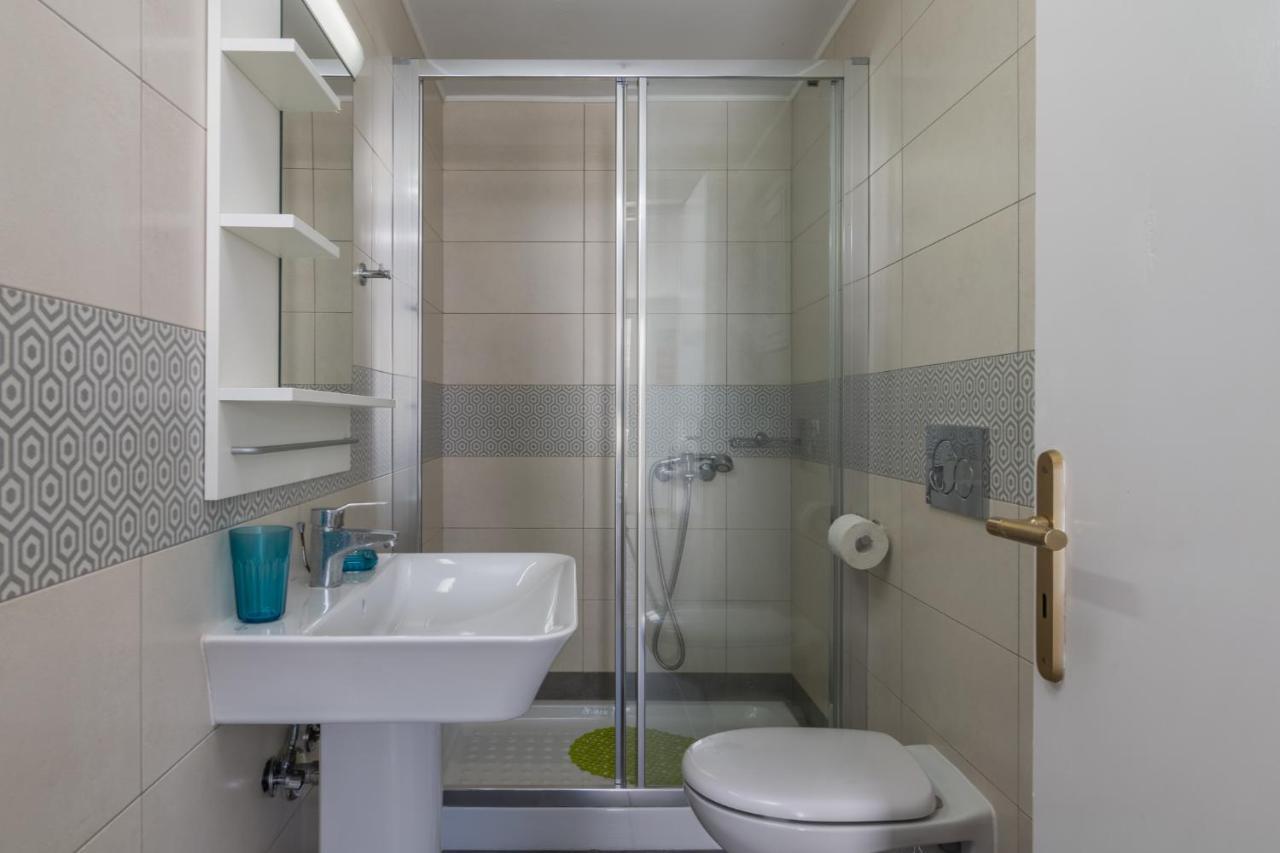 Areti'S Milos Guesthouses Adamantas  Bagian luar foto