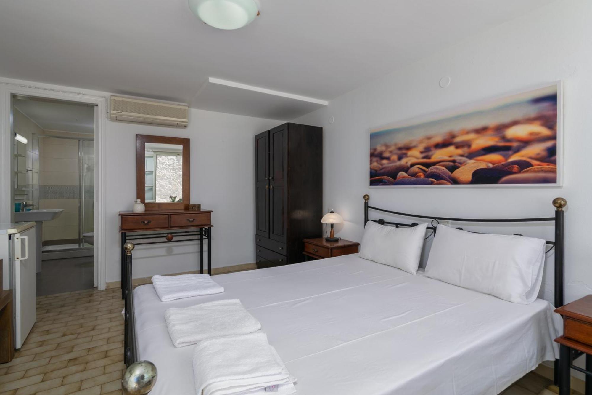Areti'S Milos Guesthouses Adamantas  Bagian luar foto