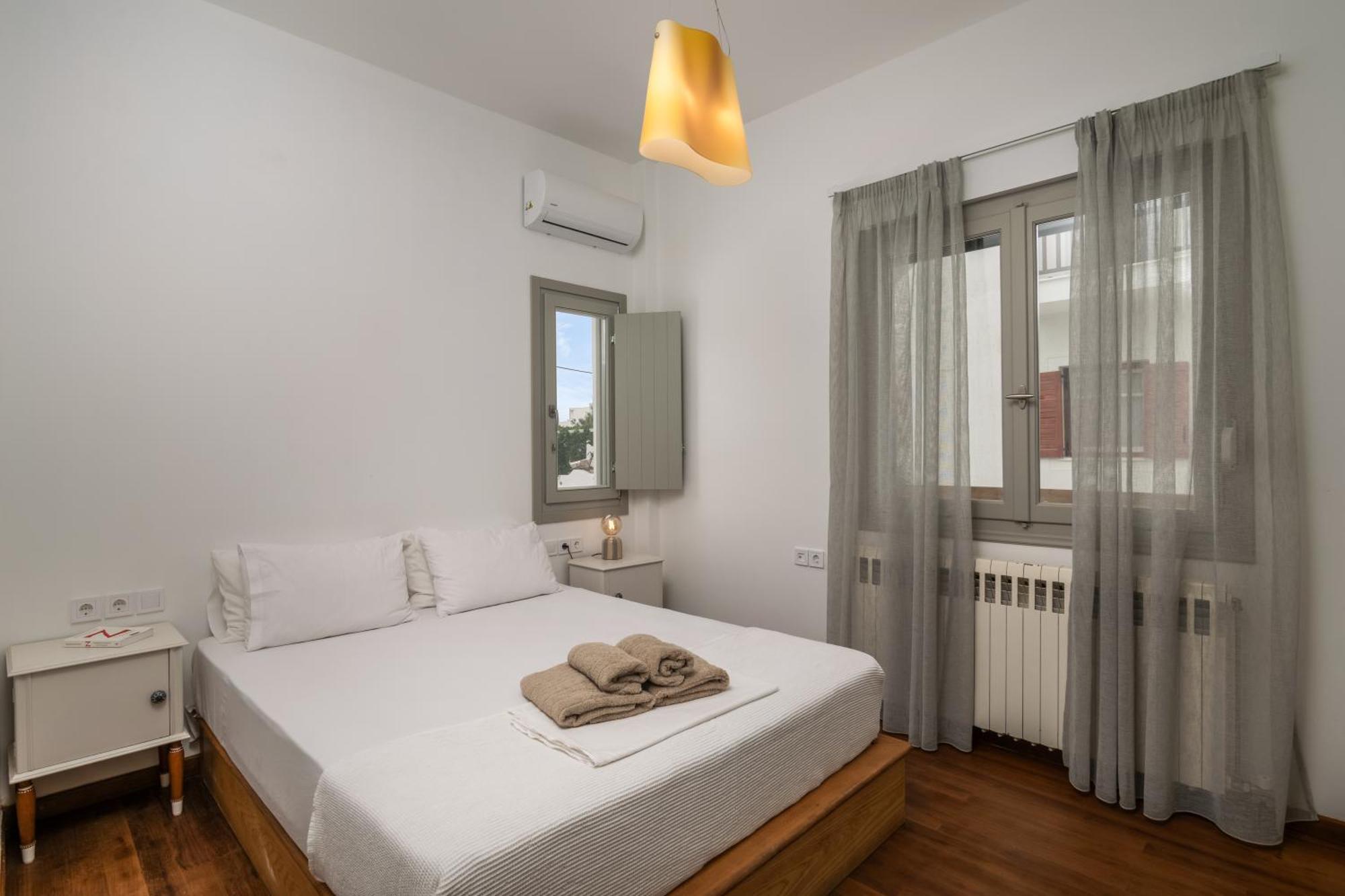 Areti'S Milos Guesthouses Adamantas  Bagian luar foto