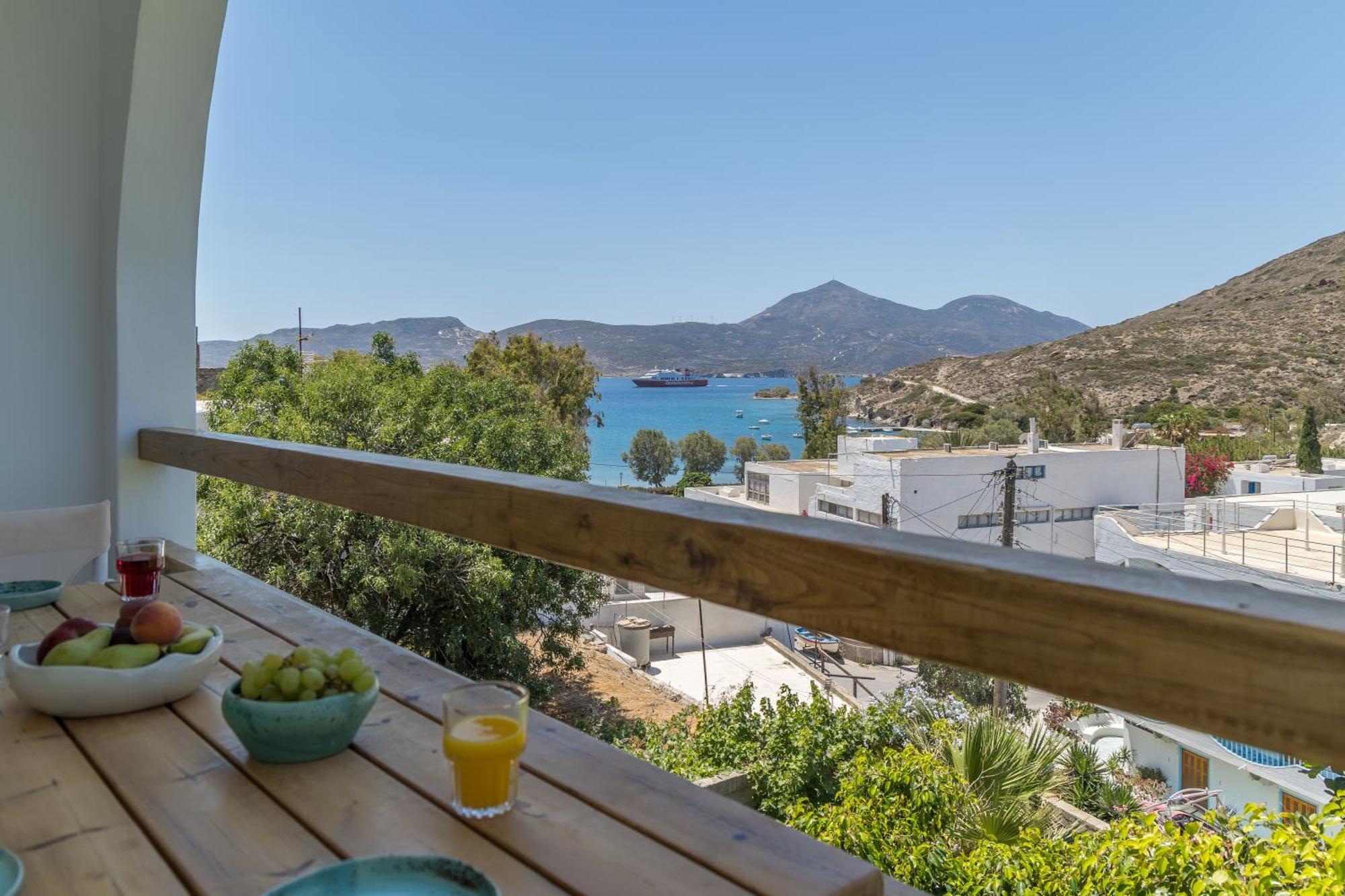 Areti'S Milos Guesthouses Adamantas  Bagian luar foto